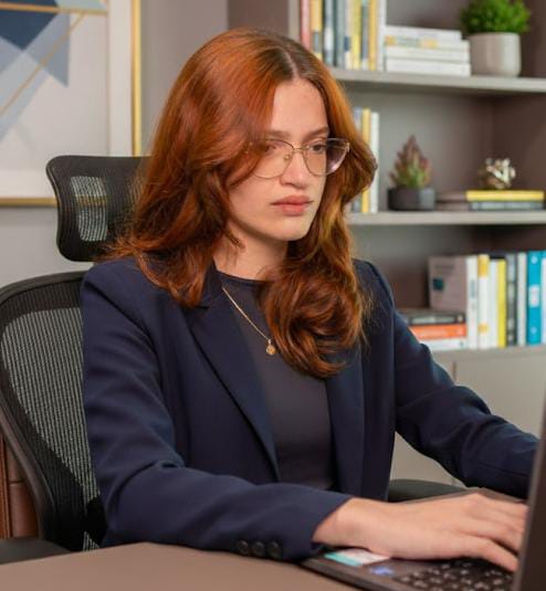 Kelly Falquetti — Assistente de perícias